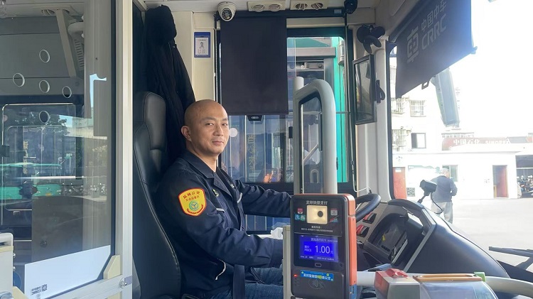 一次“慢”行一路暖情——20路公交司機(jī)周洪森獲市民熱線點(diǎn)贊